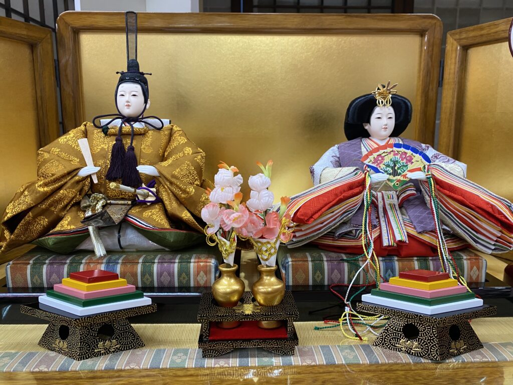 お殿様とお姫様の左右の位置について - 大分県のひな人形・五月人形は人形会館ガリバー